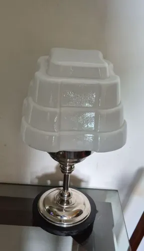 ART DECO Luminária de mesa base madeira c/ niquelada e cúpula opalina belíssima rara