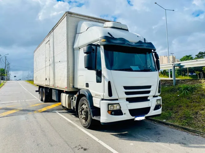 Caminhão Iveco truck baú
