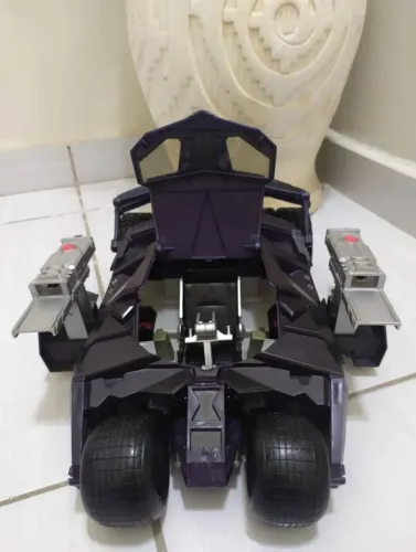 BATMOVEL TUMBLER (BEGINS) 34CM EMITE VARIOS SONS