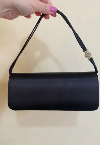 Clutch preta lisa com detalhe
