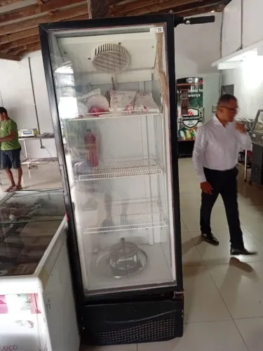  expositor em ótimas condições, valo 2800 aceito proposta 