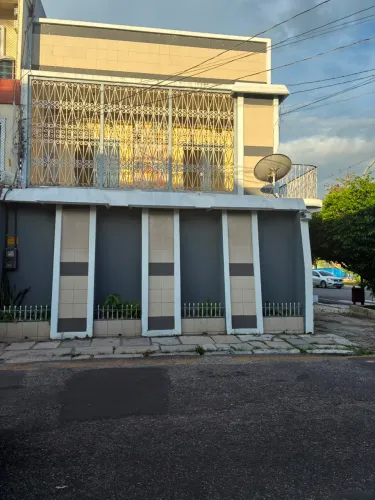 Casa moderna com 2 suítes + 1 quarto em área privilegiada na Cidade velha