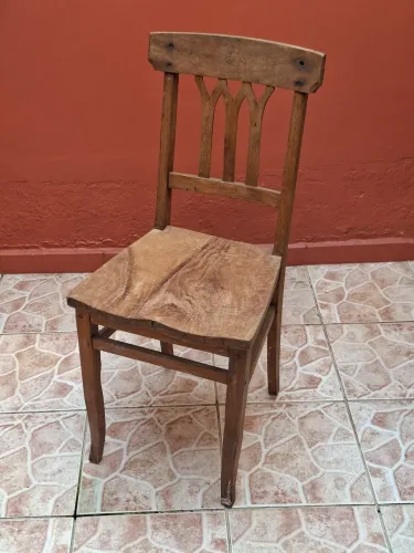 Cadeira em madeira antiga capelinha