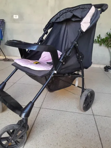 Carrinho de Bebê Seminovo Preto com Rosa Leve e Dobrável