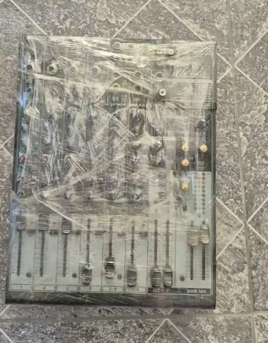 Mesa beringher, microfone Sanson C01 com Girafa