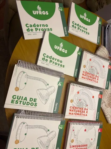 Livros e cadernos de exercícios novos