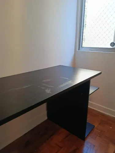 Mesa para escritório em MDF preto, com nichos laterais