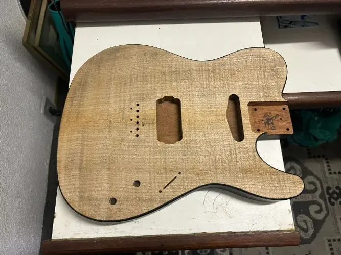 Corpo de Telecaster Warmoth Mogno e tampa em Flamed Maple