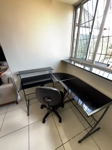 Mesa de vidro + cadeira de escritório