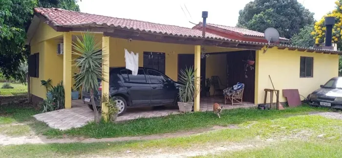 Casa em condomínio com piscina, terreno plano e estrutura completa