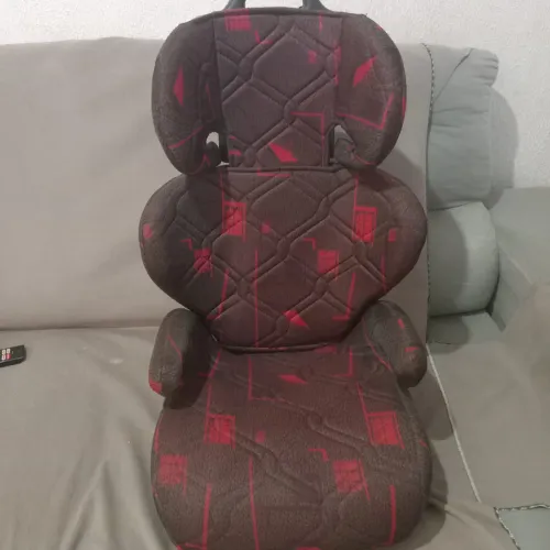 Cadeirinha de carro pra criança.