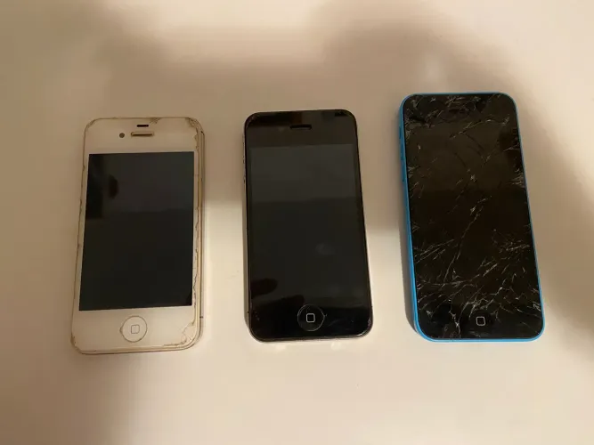 2 IPhones 4 e 1 iPhone 5c para peças - não funcionam