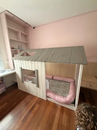 Cama de criança montessoriana