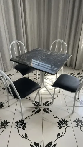 Mesa de mármore com 4 cadeiras