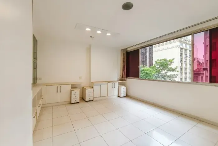 Sala Comercial Reformada | 36m² | Bem Localizada | VLT na porta | Isenção de Aluguel