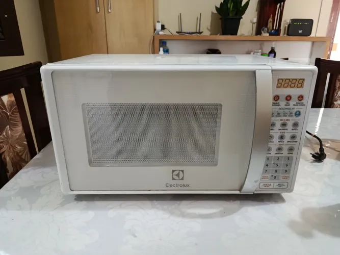 Microondas Eletrolux 20L funcionando normal.