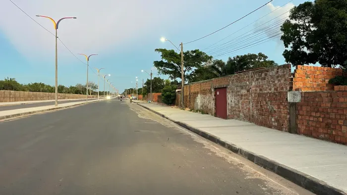 Casa com área grande ( sítio / galpão / oficina )