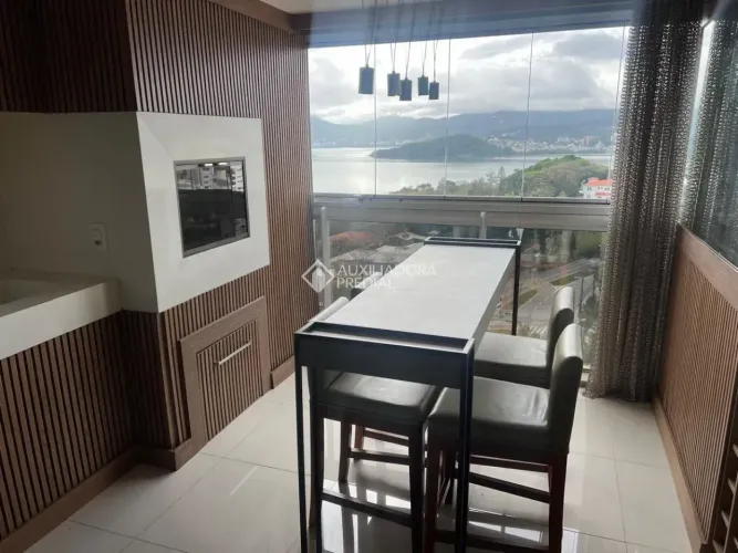 Apto à venda com 3 dormitórios, sendo 1 suíte no bairro Agronômica - Florianópolis - SC