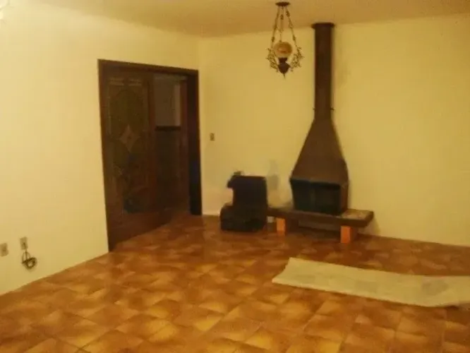 Casa residencial para alugar no bairro Sarandi com 375 m² e 3 dormitórios/quartos.