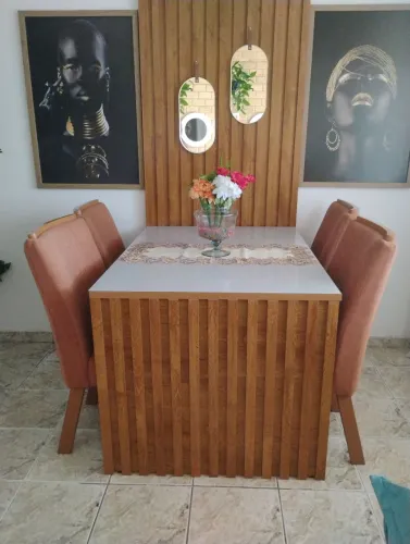 Mesa com 4 cadeiras e painel