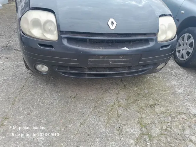 Parachoque dianteiro com milha Renault Clio 2002