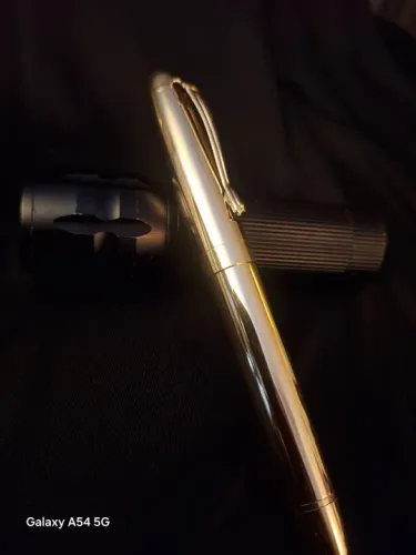 Vendo caneta em metal dourada