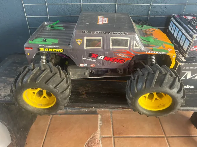 Carrinho de controle remoto a combustão 