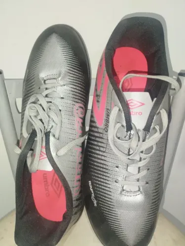 Chuteira Society número 42... Semi nova. Umbro. Muito confortável e de um bom chute.