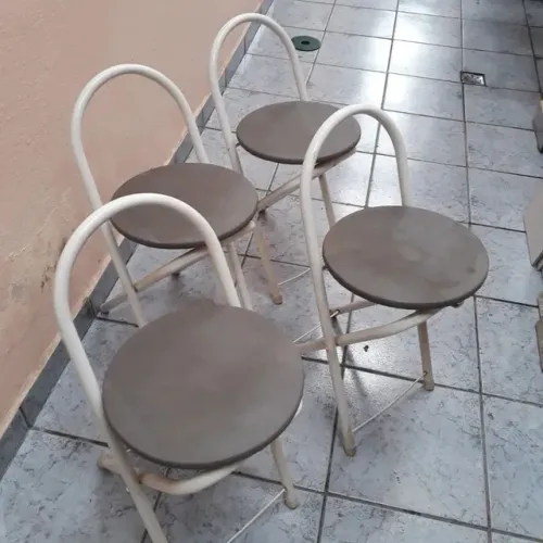 Conjunto com 4 banquetas dobráveis