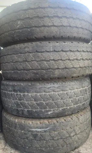Pneu 215 70 15 Bridgestone (carga) seminovo em até 10x de R$35,00 no cartão de crédito