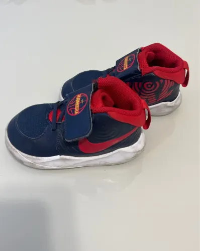 Tênis Infantil Nike Team Hustle - Azul e Vermelho