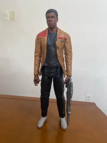 Boneco de ação do personagem Finn, da franquia Star Wars.
