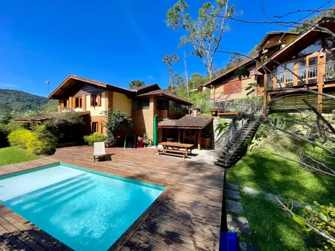 Casa para venda tem 400 metros quadrados com 4 quartos