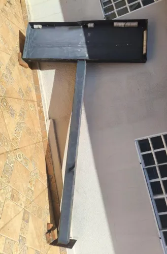 Desapego: Estrutura robusta em ferro e metalon, ideal para painel de propaganda ou outdoor