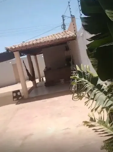 Aluga imóvel amplo de Esquina 