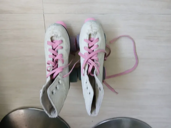 Patins feminino rosa, tamanho até 35, por 150 reais.