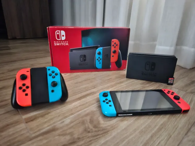 Nintendo Switch com Joy-Con Azul e Vermelho