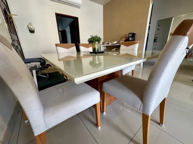 Mesa de Jantar Tampo de Vidro e suporte laqueado