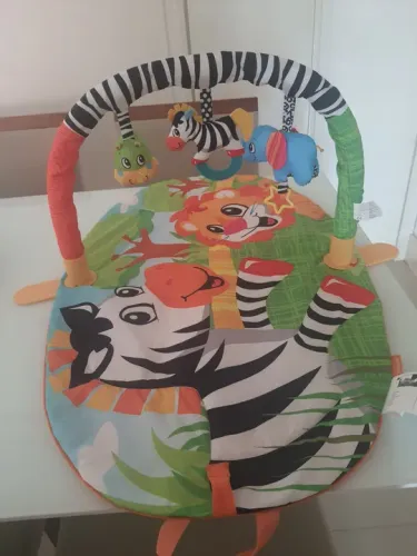 Tapete de atividades para bebê com arco e brinquedos