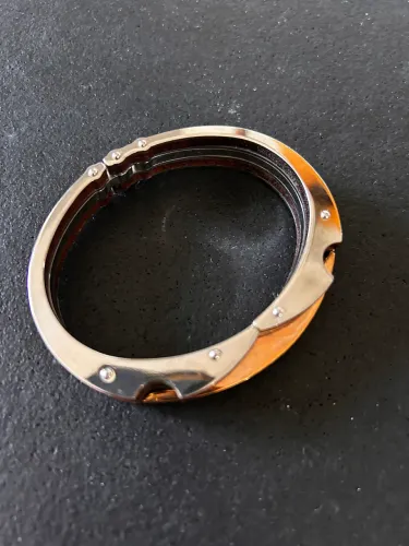 Bracelete em aço, madeira e bronze