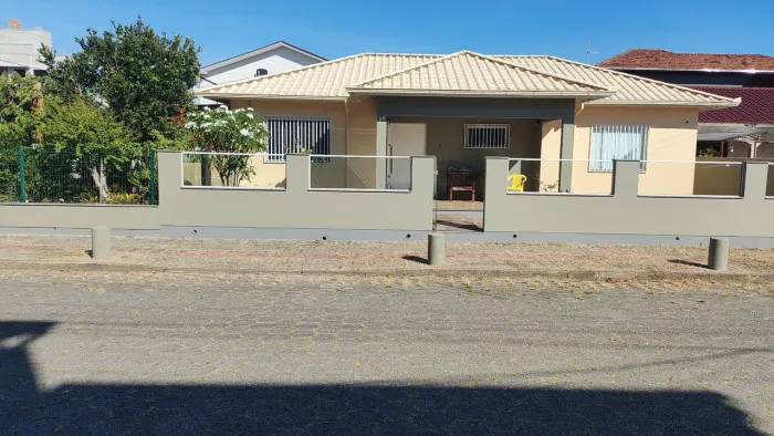 Casa na praia ponta do papagaio, palhoça sc 