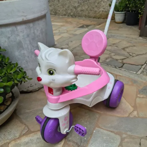 Triciclo infantil Velotrol Tonquinha Gatinha - 2 em 1 - Passeio e Pedal marca Bandeirante