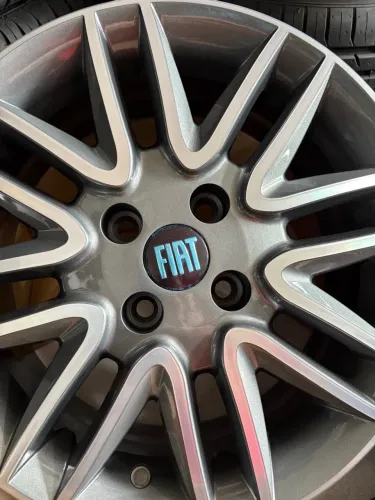 Rodas de liga leve modelo Fiat r15 nova