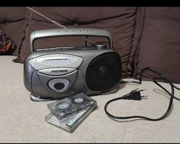 Rádio portátil antigo 