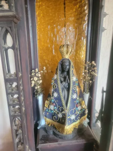 Oratório antigo com Nossa Senhora Aparecida idêntica da catedral