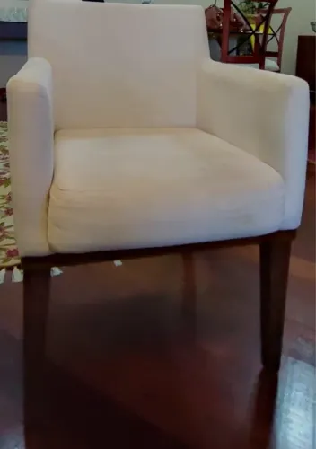Poltronas brancas elegantes e confortáveis