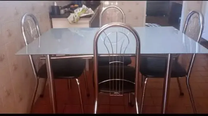 VENDO MESA DE VIDRO COM 4 CADEIRAS EM EXCELENTE ESTADO
