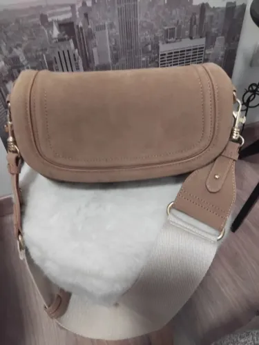 Bolsa com couro "tipo" camurça da marca Shein