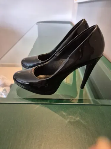sapatos, scarpins e sandálias