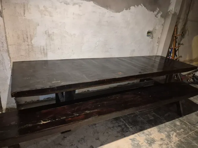 Mesa madeira resistente grande com bancos